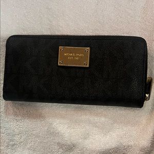 Classic Logo Michael Kors Wallet